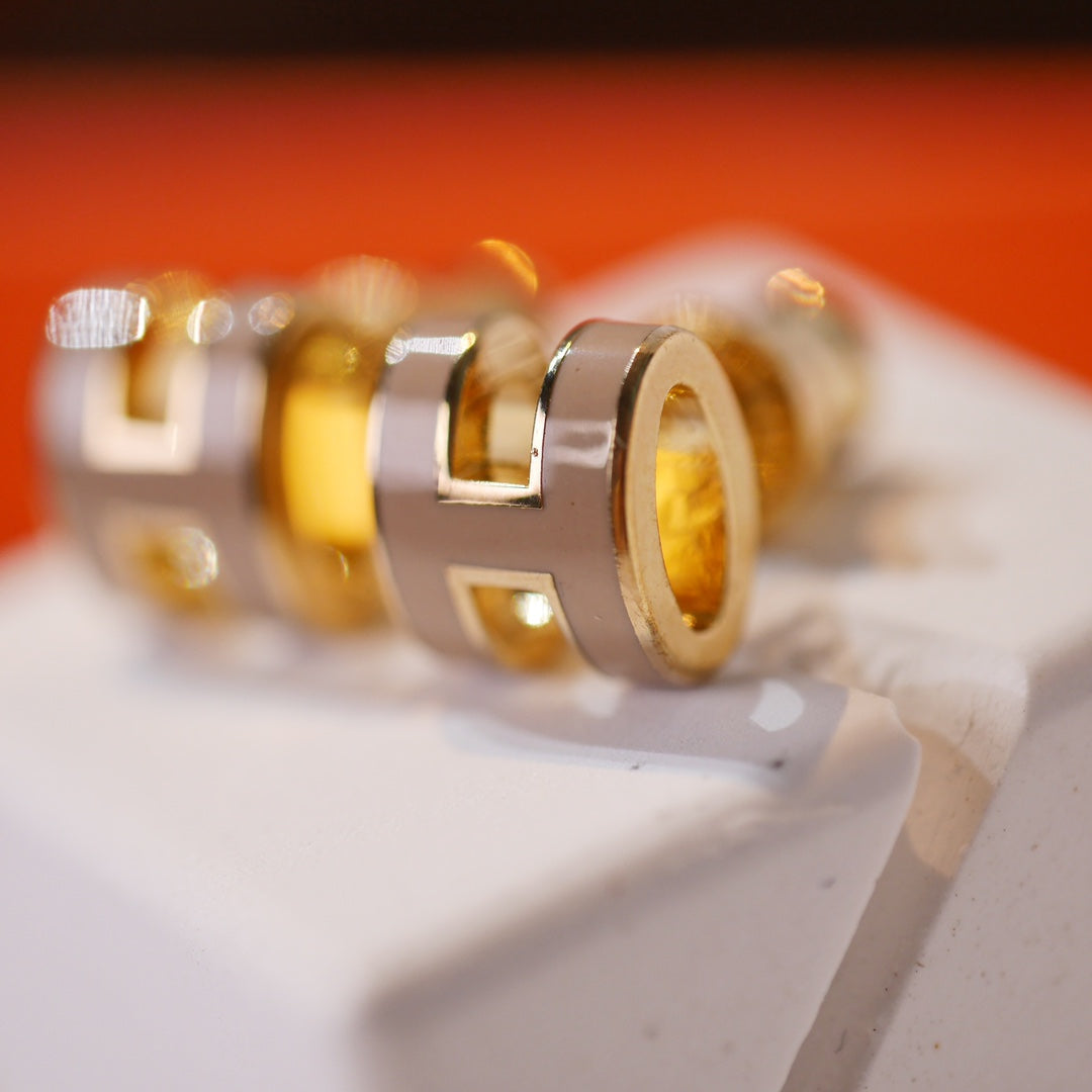 [✨Rose💎]MINI POP H GOLD EARRINGS GREY
