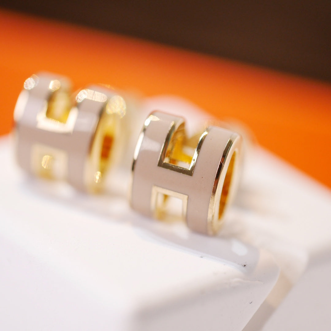 [✨Rose💎]MINI POP H GOLD EARRINGS GREY