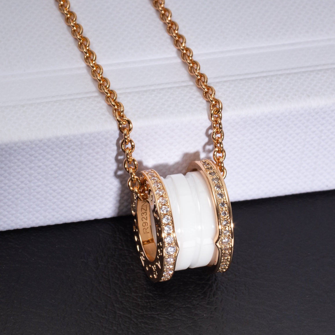 [✨Rose💎]ZERO 1 WHITE CERAMIC PINK GOLD DIAMOND NECKLACE