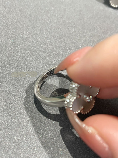 [✨Rose💎]CLOVER SILVER MOP DIAMOND RING