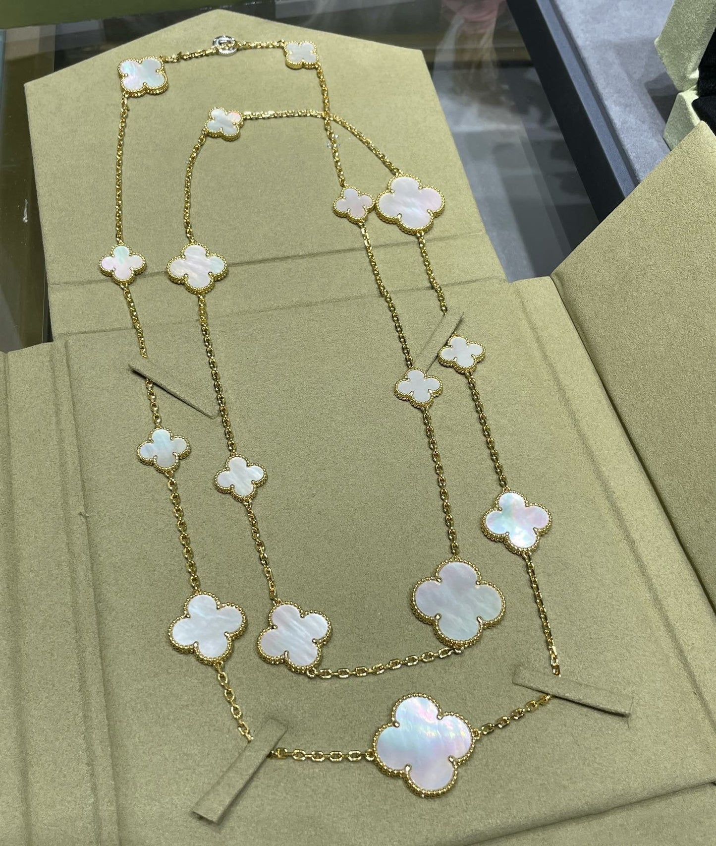 [✨Rose💎]CLOVER 16 MOTIF WHITE MOP GOLD NECKLACE
