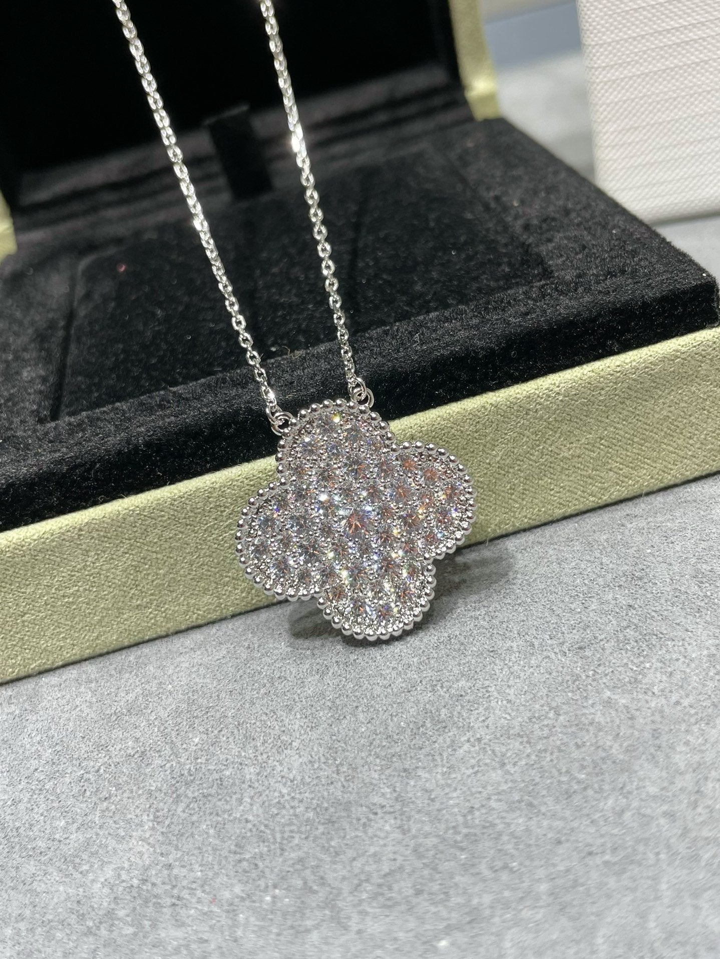 [✨Rose💎]CLOVER 25MM LARGE PENDANT DIAMOND PAVED SILVER NECKLACE