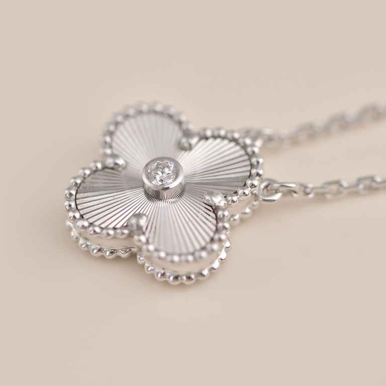 [✨Rose💎]CLOVER  15MM DIAMOND LASER NECKLACE SILVER