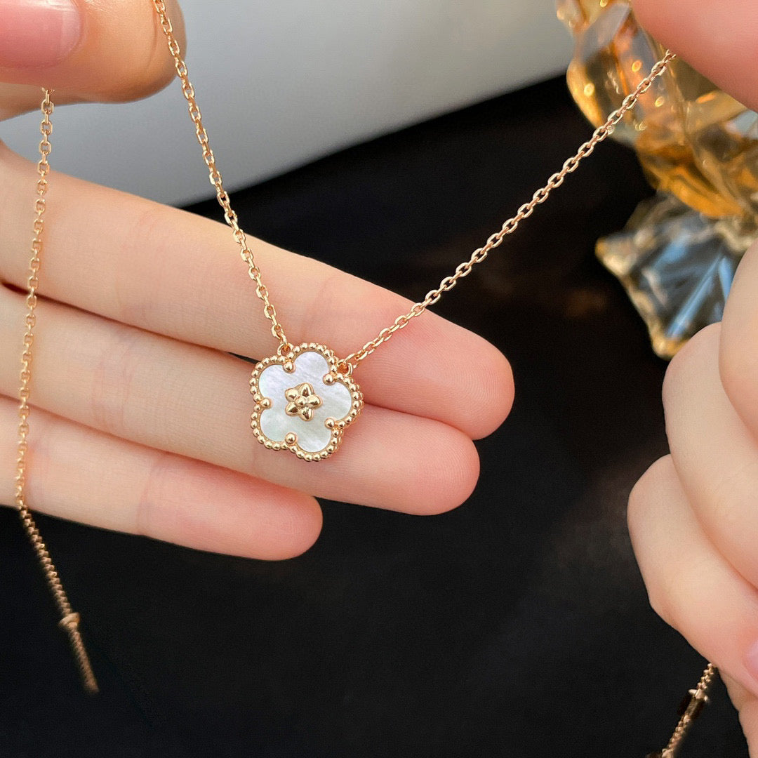 [✨Rose💎]LUCKY  WHITE MOP  PLUM BLOSSOM NECKLACE