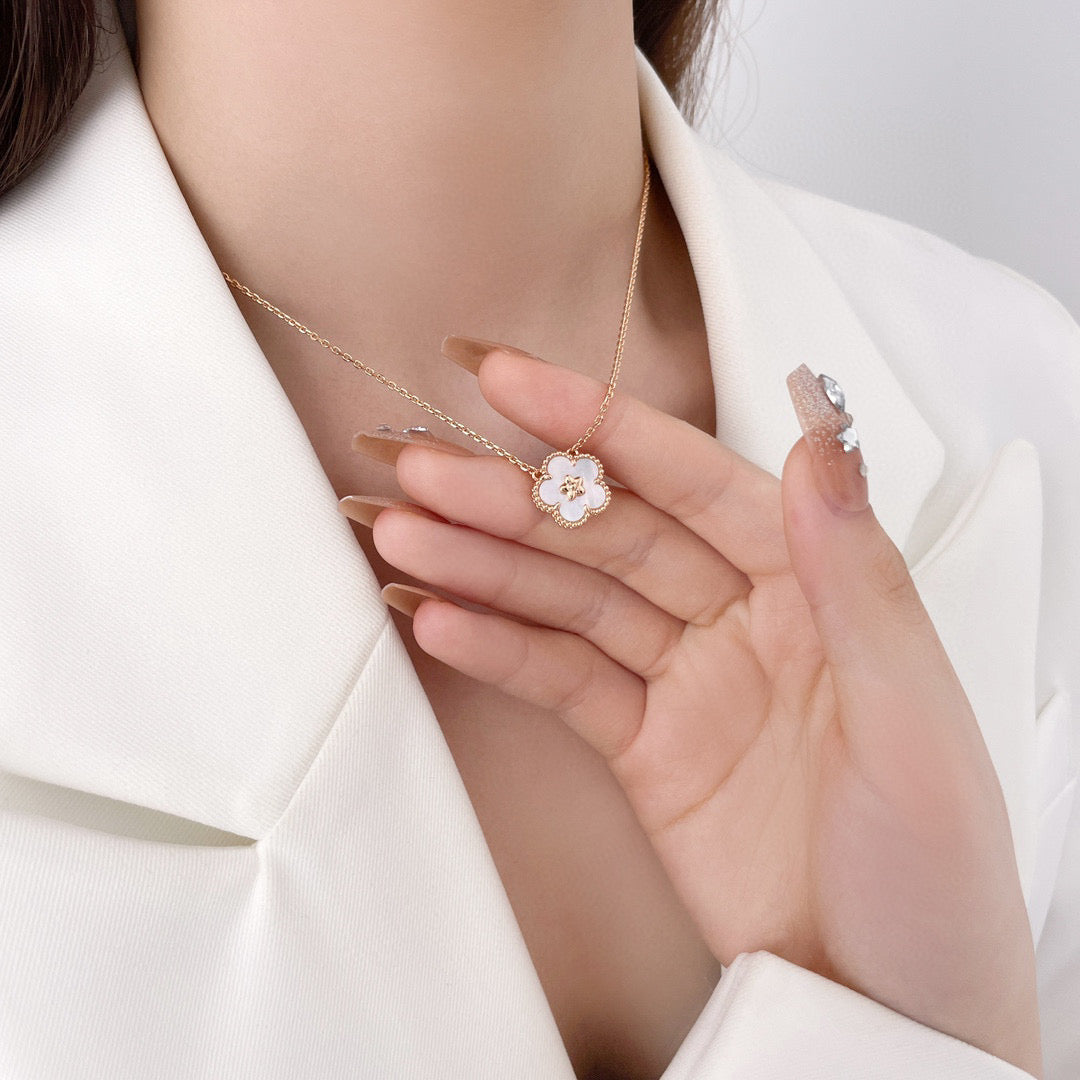 [✨Rose💎]LUCKY  WHITE MOP  PLUM BLOSSOM NECKLACE