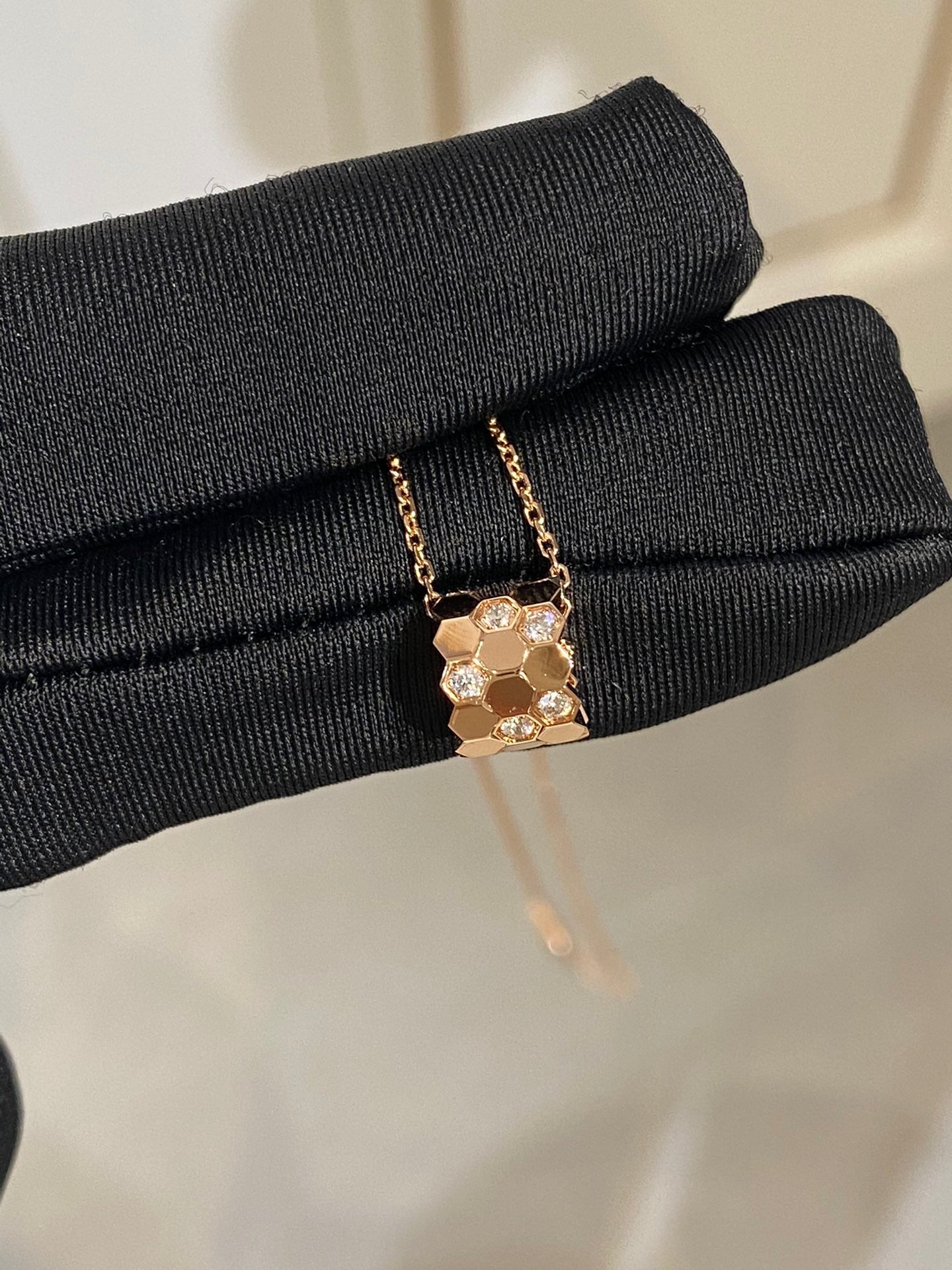 [✨Rose💎]BEE LOVE DIAMOND NECKLACE