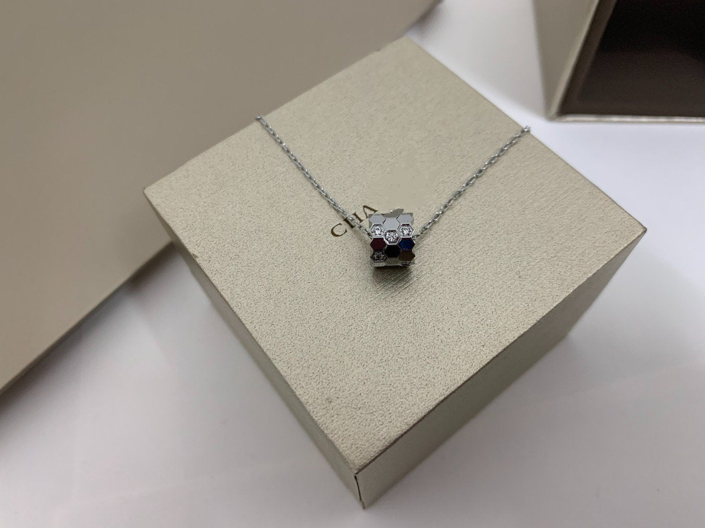 [✨Rose💎]BEE LOVE DIAMOND NECKLACE