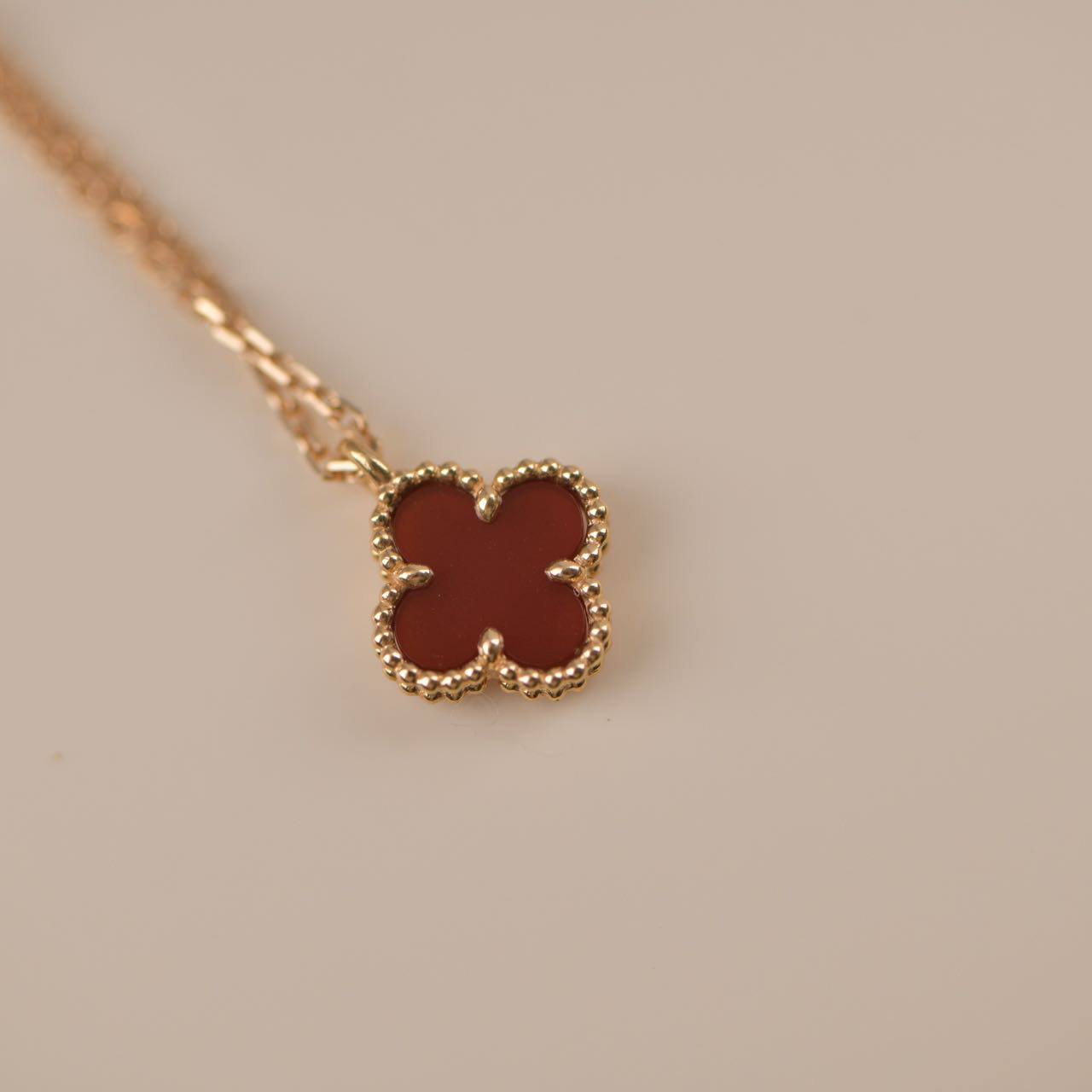 [✨Rose💎]CLOVER MINI 9.5MM WHITE CARNELIANS NECKLACE